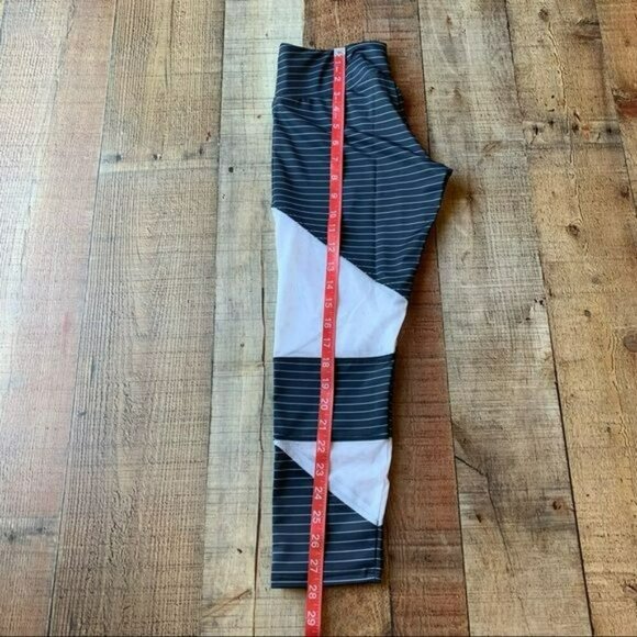 Onzie flow womens black and white striped capri leggings with mesh detail - XS - Picture 4 of 13